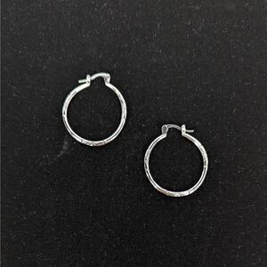 Silver Tone Hoop Earrings with Daisies 1" Diameter
